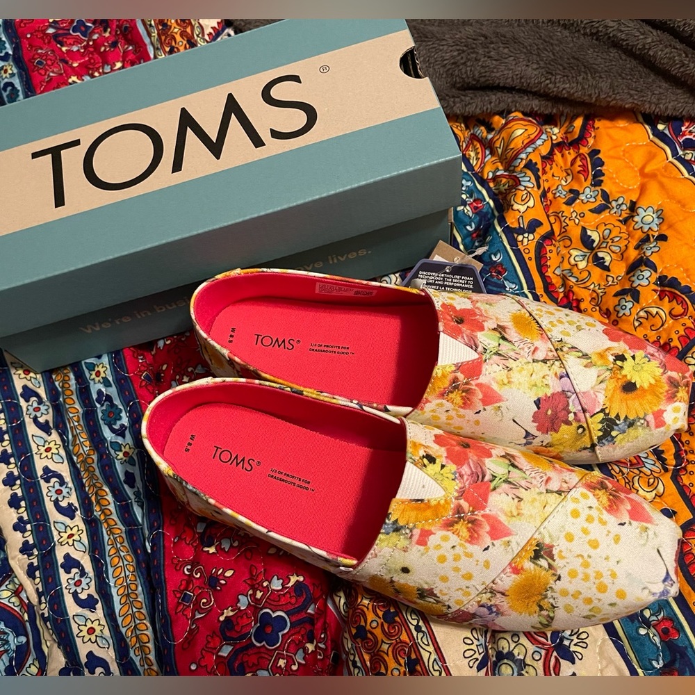 Tom's NWT women's size 8.5 shoes floral design